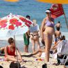 Luana Piovani vai à praia do Leblon com o filho Dom neste domingo, 7 de junho de 2015