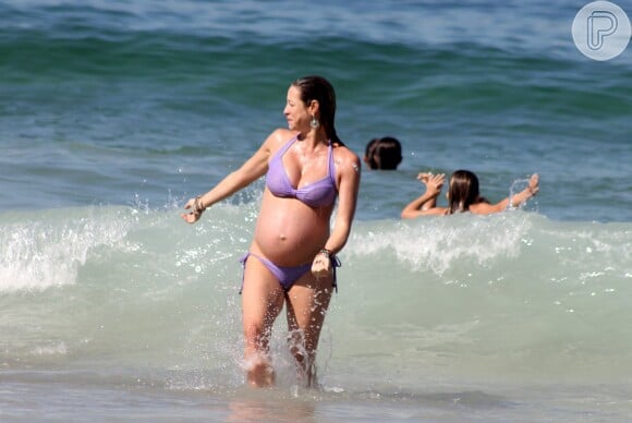 A atriz gosta de caminhar na praia durante a gestação