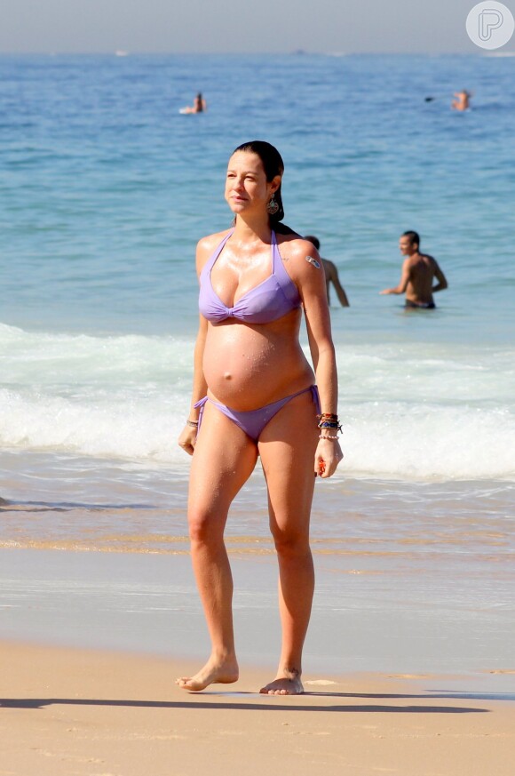 Gravida de gêmeos, Luana Piovani vai à praia no Leblon neste domingo neste domingo, 7 de junho de 2015