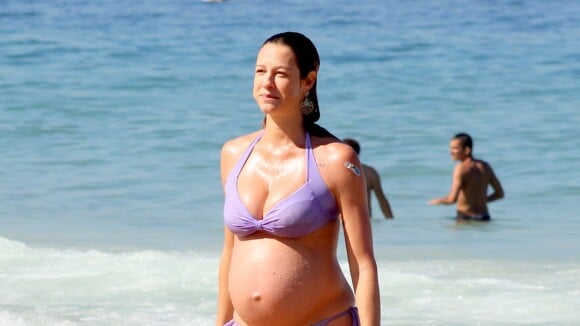 Grávida de gêmeos, Luana Piovani vai à praia com o filho e exibe barrigão
