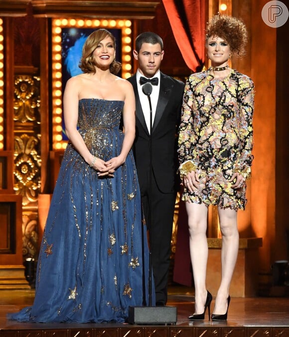 Jennifer Lopez apresentou um dos prêmios do Tony Awards ao lado de Nick Jonas e da cantora Kiesza