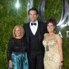 Bradley Cooper teve a companhia da mãe, Gloria Campano, e da irmã Holly Cooper no Tony Awards 2015. Ator usou traje Salvatore Ferragamo