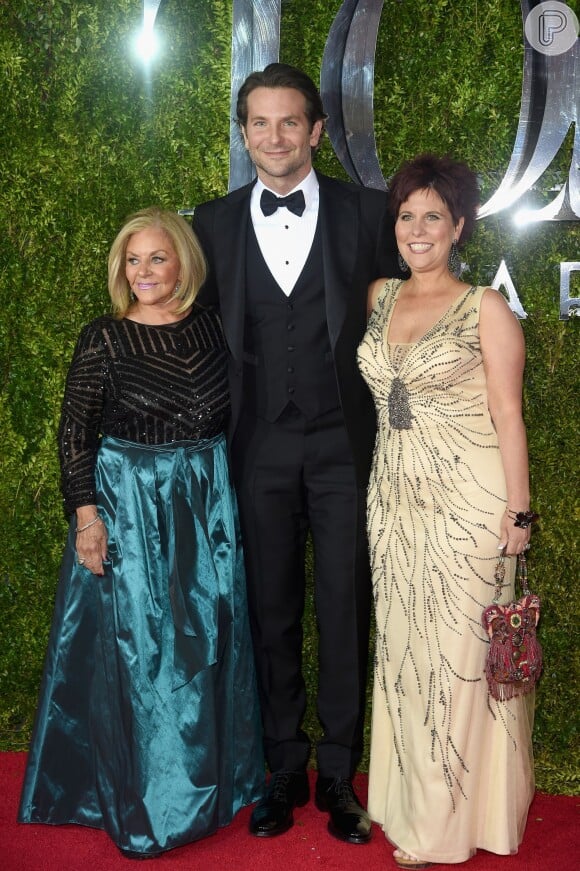 Bradley Cooper teve a companhia da mãe, Gloria Campano, e da irmã Holly Cooper no Tony Awards 2015. Ator usou traje Salvatore Ferragamo