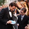 Bradley Cooper atende fãs no Tony Awards 2015