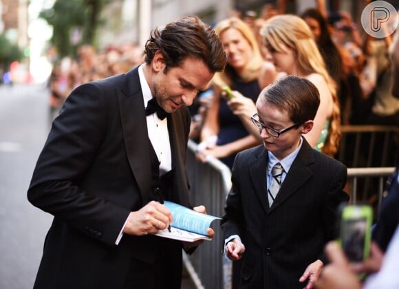 Bradley Cooper atende fãs no Tony Awards 2015