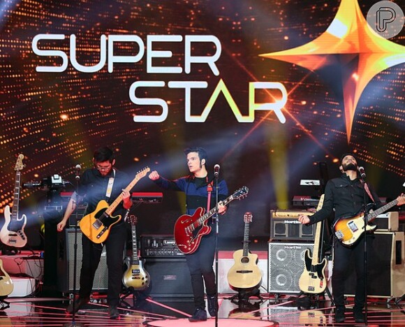 Após falhas técnicas no programa 'SuperStar' de domingo, 7 de junho de 2015, algumas bandas foram acusadas de playback, como os meninos do grupo 'Versalle'