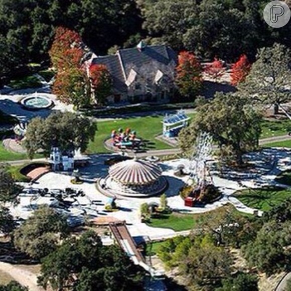 O rancho de Neverland tem 1.300 hectares e conta com um parque de diversões e um jardim zoológico