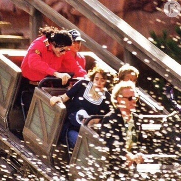 O registro mostra Michael Jackson brincando com algumas crianças no parque de diversões do rancho Neverland