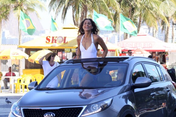 Em seguida, Camila Pitanga e Thiago Fragoso gravaram cenas da novela 'Babilônia' em carro dirigido pelo ator