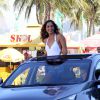 Camila Pitanga andou no teto solar de carro dirigido por Thiago Fragoso durante gravação da novela 'Babilônia'