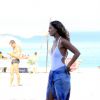 Camila Pitanga usou maiô branco para gravar sequência da novela 'Babilônia', na praia de Copacabana, Zona Sul do Rio de Janeiro, nesta segunda-feira, 8 de junho de 2015