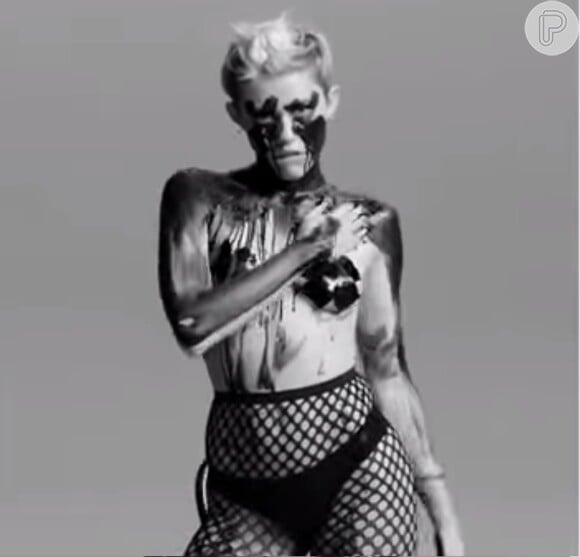 Miley Cyrus posa fazendo caras e bocas em vídeo que foi exibido na abertura do NYC Porno Festival
