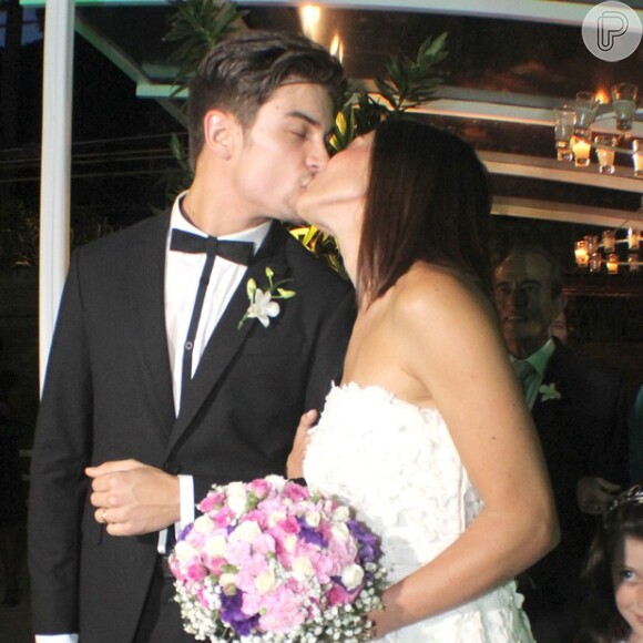 Carol Castro e Raphael Sander se casaram em uma festa íntima na casa da atriz em fevereiro de 2014