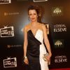 Dani Barros, atriz de 'Império', aposta em look preto e branco Tutta e bolsa La Spezia