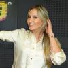 Claudia Leitte dá entrevista para programa de rádio da Beat98