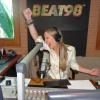 Claudia Leitte se diverte em programa de rádio