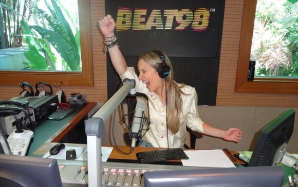 Claudia Leitte se diverte em programa de rádio