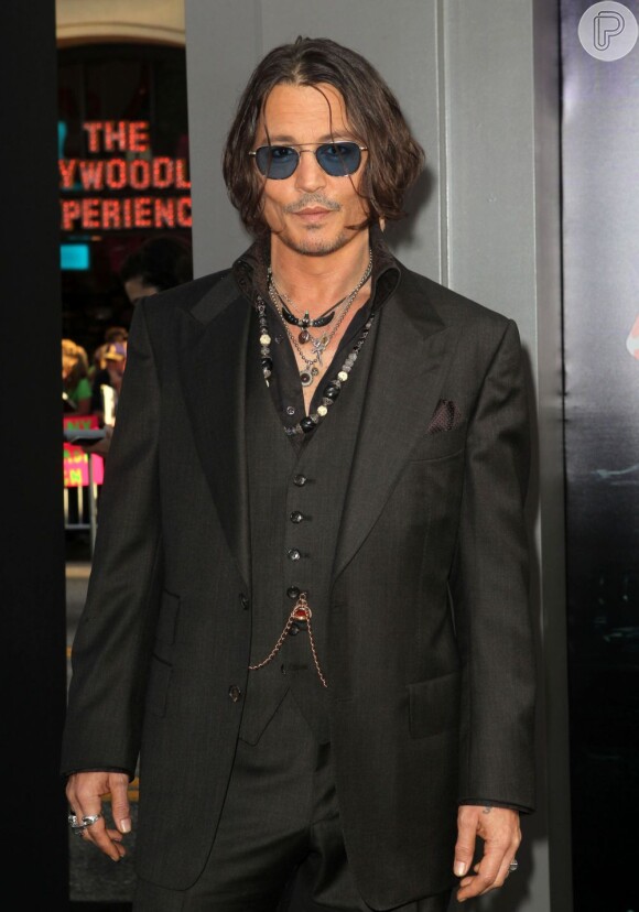 Johnny Depp tem um estilo próprio de se vestir e gosta de usar anéis, colares e correntes