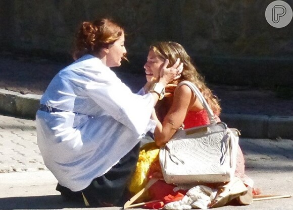 Guiomar (Cláudia Netto) consola Ester (Grazi Massafera), que está desolada após passar por tanta humilhação nas mãos de Alberto (Igor Rickli), em 'Flor do Caribe'