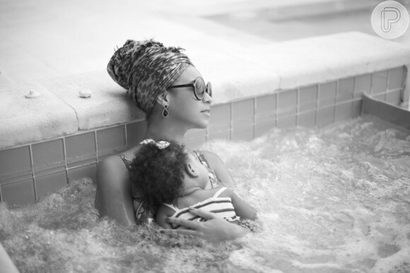 Beyoncé posa com Blue Ivy em uma banheira de hidromassagem
