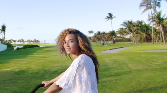 Beyoncé posa com pernas de fora e sem maquiagem em dias de folga
