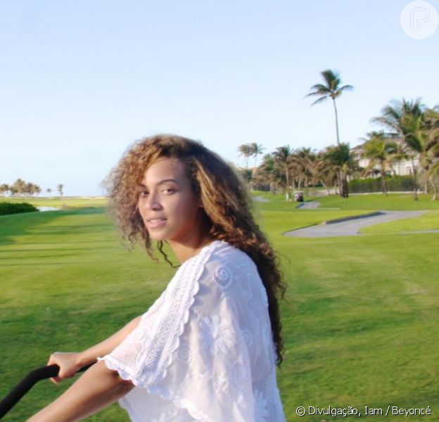 Beyoncé posa com pernas de fora e sem maquiagem em dias de folga ...