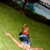 Beyoncé é clicada deitada na grama, relaxando, em cenário paradisíaco