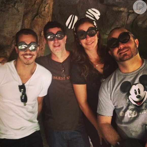 Ivete Sangalo se diverte com amigos na Disney