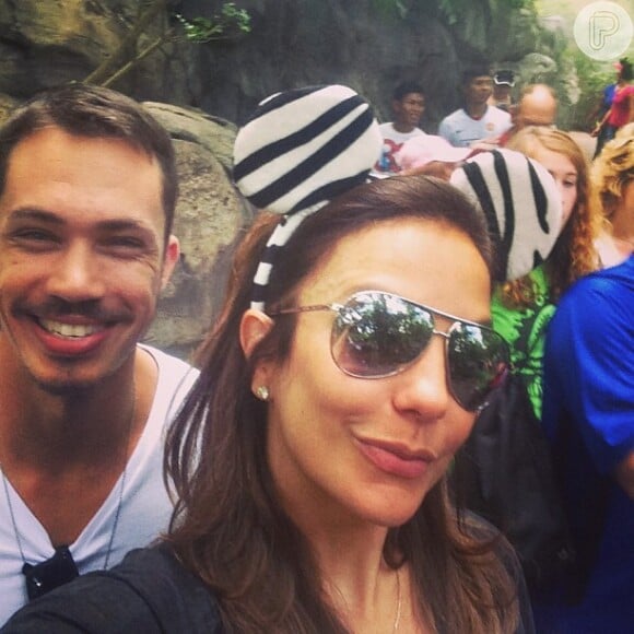 Ivete Sangalo posa com as tradicionais orelhinhas do Mickey, na Disney