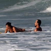 Sophie Charlotte recebe aulas de surfe de Paulinho Vilhena em praia do Rio