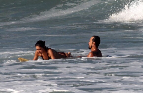 Sophie Charlotte recebeu aulas de surfe de Paulinho Vilhena na tarde desta segunda-feira, 10 de junho de 2013