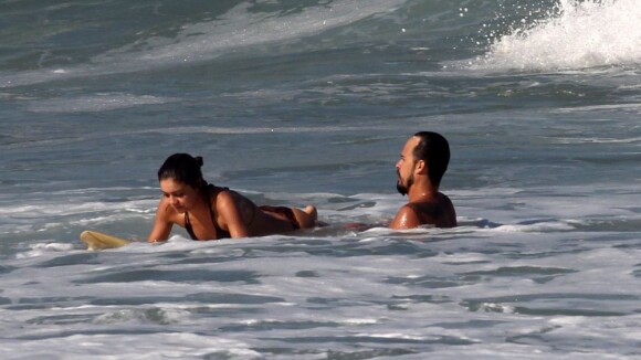 Sophie Charlotte recebe aulas de surfe de Paulinho Vilhena em praia do Rio