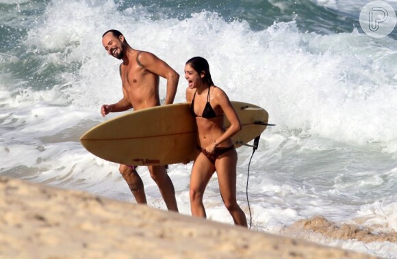Sophie Charlotte se divertiu aprendendo a surfar na Prainha com Paulinho Vilhena