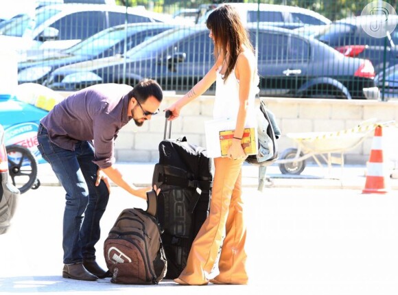 Paulinho Vilhena e Thaila Ayala embarcam no aeroporto Santos Dumont, em 11 de junho de 2013