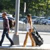 Paulinho Vilhena e Thaila Ayala caminham em direção ao aeroporto