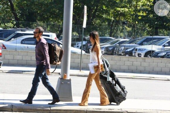 Paulinho Vilhena e Thaila Ayala caminham em direção ao aeroporto