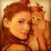 Marina Ruy Barbosa posou segurando um gatinho e mostrou que é antenada: a peça usada pela atriz tem pérolas e pedras