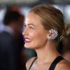 A modelo australina Lara Bingle usou um ear cuff de pedras e no desenho da orelha