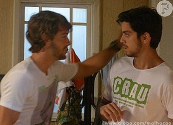 Ricardão (Kayky Brito) tenta beijar Bruno (Rodrigo Simas) em 'Malhação'. A cena começou a ser exibida em 11 de junho de 2013