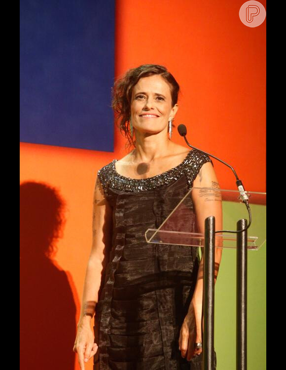 Zélia Duncan dividiu o palco com Luana Piovani na apresentação do ' 23° Premio da Música Brasileira'