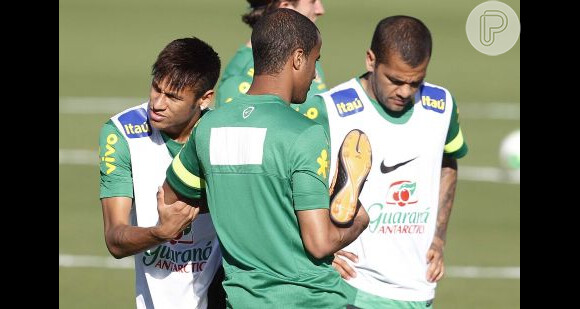 Depois da coletiva de imprensa desta quinta, Neymar treinou com os companheiros