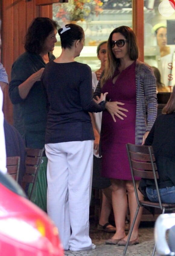 Guilhermina Guinle, que está grávida de seis meses, aproveitou a tarde para colocar a conversa em dia com algumas amigas em um restaurante do Leblon, no Rio de Janeiro, em 14 de junho de 2013