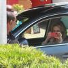 De dentro do carro, Mariana Ximenes tira foto do local com seu celular