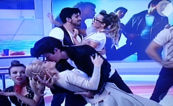 Vera Viel e Rodrigo Faro dão beijo durante o programa 'O Melhor do Brasil'