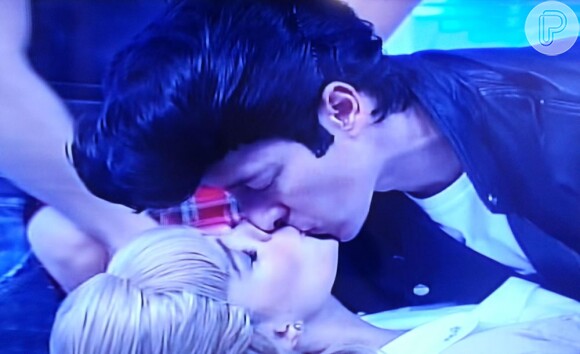 Vera Viel e Rodrigo Faro se beijam no programa