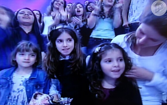 Clara e Maria, filhas de Vera Viel e Rodrigo Faro, são filmadas na plateia do programa