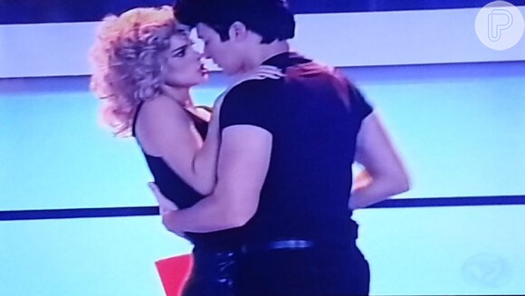 Vera Viel dança agarradinha com Rodrigo Faro