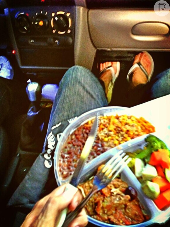 Mateus Solano almoça dentro do carro e publica foto na internet, em 19 de junho de 2013
