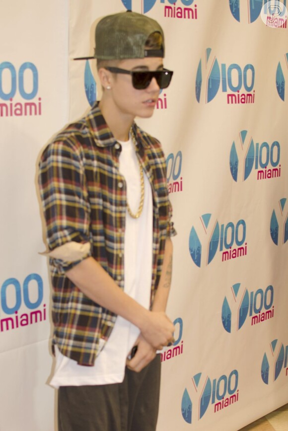 Justin Bieber será processado por um fotógrafo que alega que o cartão de memória de sua câmera foi roubado pelo cantor, segundo informações do site 'TMZ', nesta quarta-feira, 19 de junho de 2013