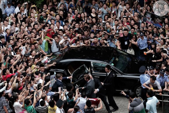 David Beckham é cercado por milhares de pessoas em Xangai